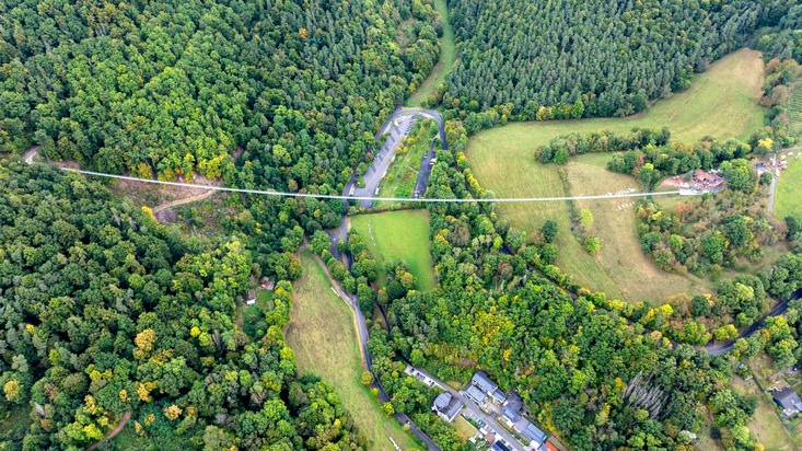 Feuerwehrstaffel aus Hessen läuft schnellste 10 Kilometer  auf Hängebrücke in Persönlicher Schutzausrüstung
