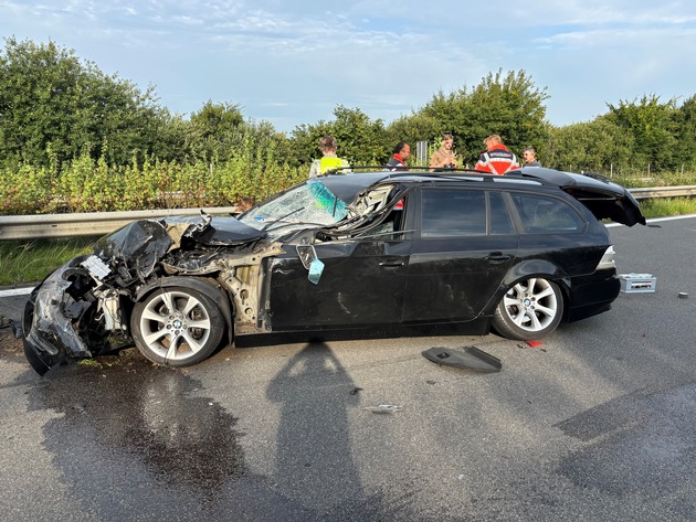 POL-STD: Zwei Verletzte bei Unfall auf Autobahn 26, Tageswohnungseinbrecher in Oersdorf