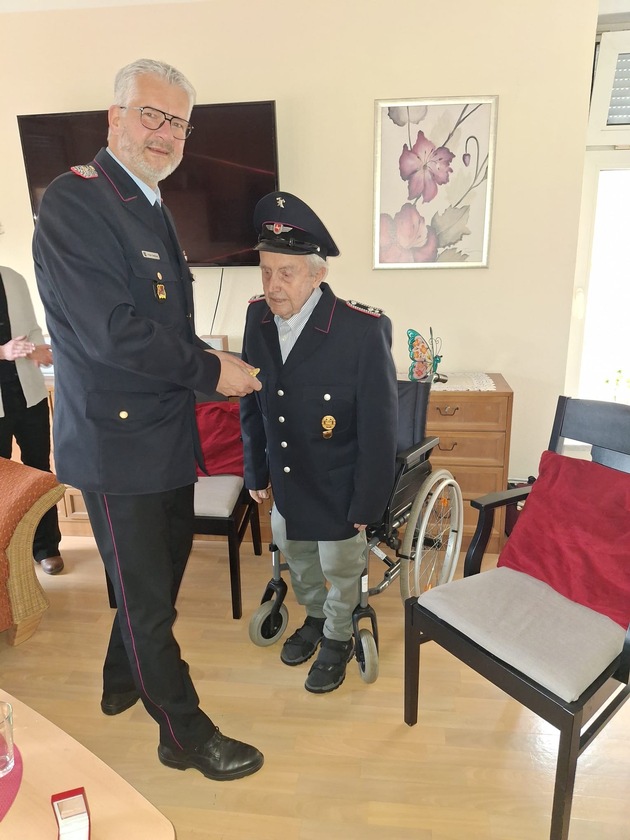 FW-ROW: Eine außergewöhnliche Ehrung - Christoph Bardenhagen seit 80 Jahren Mitglied der Feuerwehr