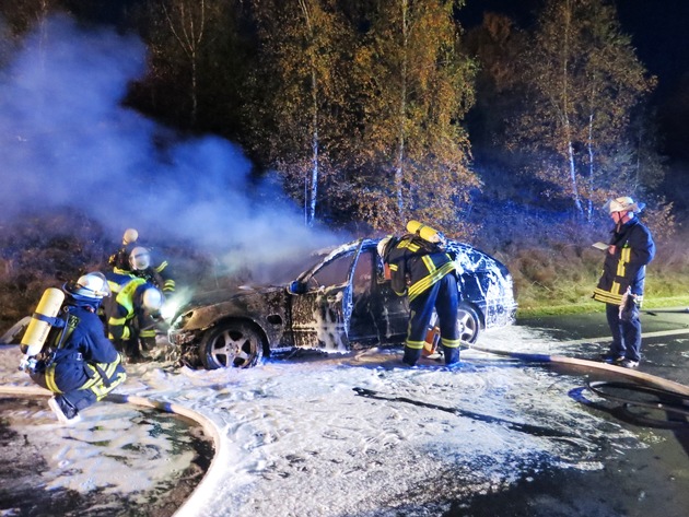 FW-AR: PKW brennt auf Autobahn-Zubringer komplett aus