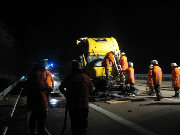 POL-HI: Ein Toter nach schweren Lkw-Unfall auf der BAB 7