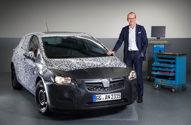 Opel Automobile GmbH: Opel Group-Chef Dr. Neumann kündigt den brandneuen Astra an (FOTO)