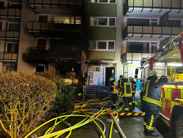 FW-Erkrath: Mieter in letzter Sekunde aus Brandwohnung gerettet / Umfangreiche Menschenrettung aus Mehrfamilienhaus
