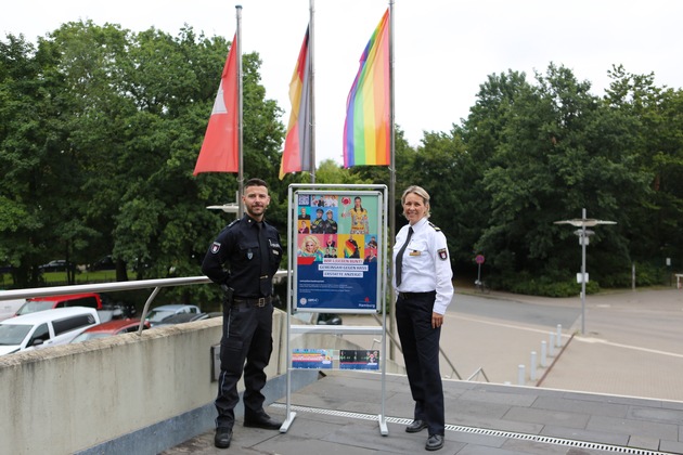 POL-HH: 250725-3. Polizei Hamburg hisst Regenbogenflagge und setzt Kampagne gegen queerfeindliche Gewalt mit prominenter Unterstützung fort