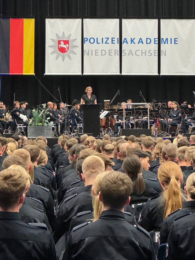 POL-AK NI: In einer feierlichen Zeremonie wurden heute in der Swiss Life Hall Hannover 760 Studierende der Bachelorstudiengänge BA 25/24 und BA 26/25 vereidigt.