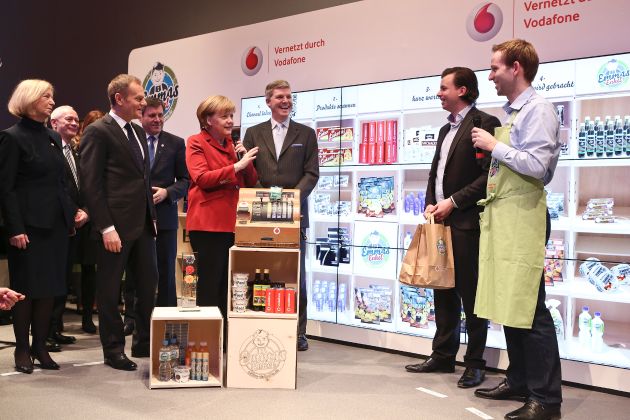 Eine gut gelaunte Bundeskanzlerin Dr. Angela Merkel informierte sich auf der CeBIT bei Vodafone über neue Möglichkeiten des stationären Einzelhandels durch Machine-to-Machine Kommunikation (BILD)