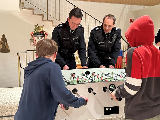 POL-HA: Polizei Hagen erfüllt Wünsche von Hagener Kindern und Jugendlichen des Agnesheim Funckenhausen