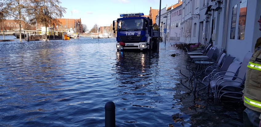 THW-HH MV SH: Sturmflut - THW im Hochwassereinsatz in Lübeck