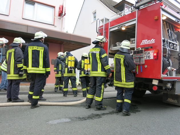 FW-AR: Arnsberger Feuerwehr rettet vier Personen aus brennender Wohnung