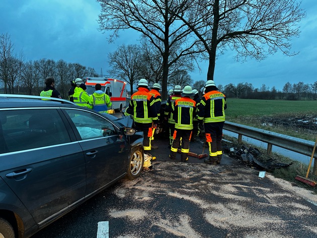 FW-ROW: Verkehrsunfall mit eingeschlossener Person