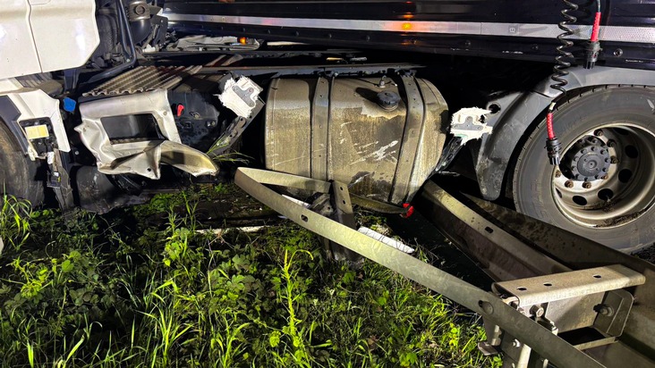 FW-SG: Nächtlicher LKW-Unfall am Hildener Kreuz - 500 Liter Diesel laufen nach spektakulärer Leitplankenfahrt aus