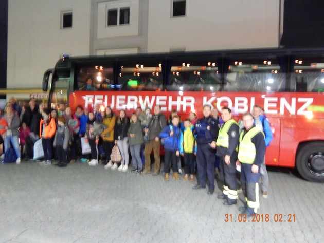 POL-VDKO: Geballter Blaulichteinsatz für gestrandete belgische Bus-Reisegruppe