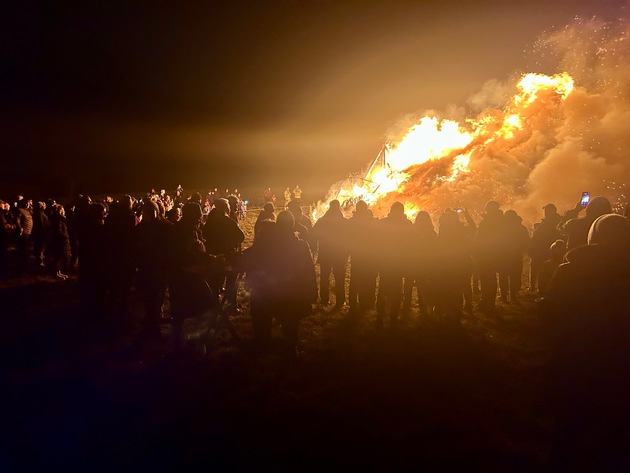 FW Weinheim: Fastnachtshaufen in Oberflockenbach häJugendfeuerwehr hält an fest