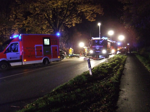 FW Leopoldshöhe: Verkehrsunfall mit eingeklemmter Person