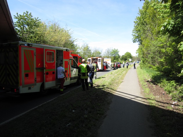 FW-MH: Motorradunfall fordert 2 Schwerverletzte!