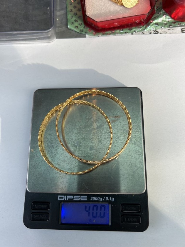 HZA-R: Regensburger Zoll entdeckt nicht angemeldeten Goldschmuck - Strafverfahren eingeleitet / Kontrolle auf der A3 bei Hofschlag: Zöllnerin und Zöllner finden Goldschmuck im Wert von rund 8.500 Euro