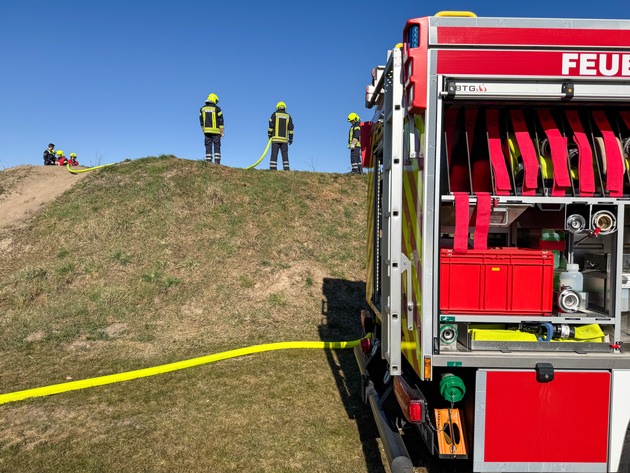 FW Flotwedel: Böschungsbrand am Kinderspielplatz - Feuerwehr verhindert weitere Ausbreitung