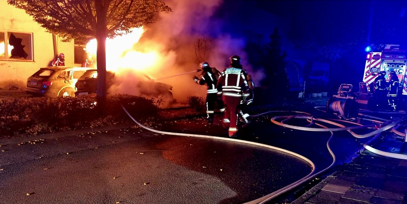 FW Düren: Fahrzeugbrand in der Wiesenstraße