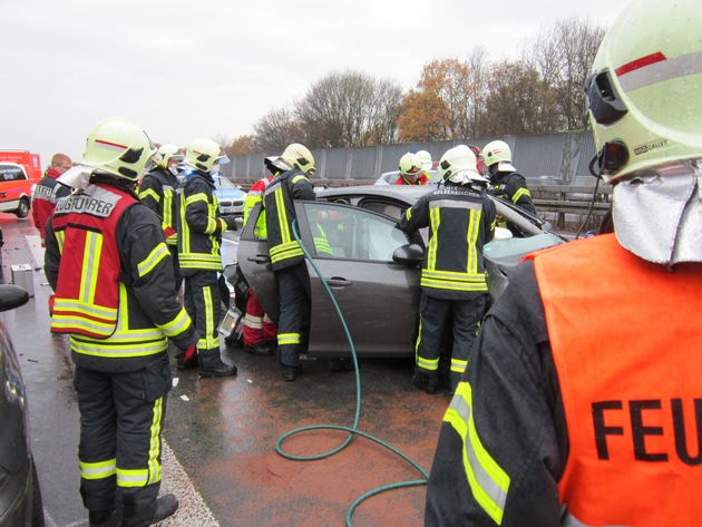 FW-GE: Schwerer Verkehrsunfall auf BAB 2
7 Verletzte Personen, zwei Personen schwer verletzt