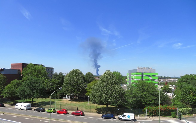 FW-E: Großbrand in einem Altmetall-Recycling-Unternehmen, starke Rauchentwicklung, niemand verletzt