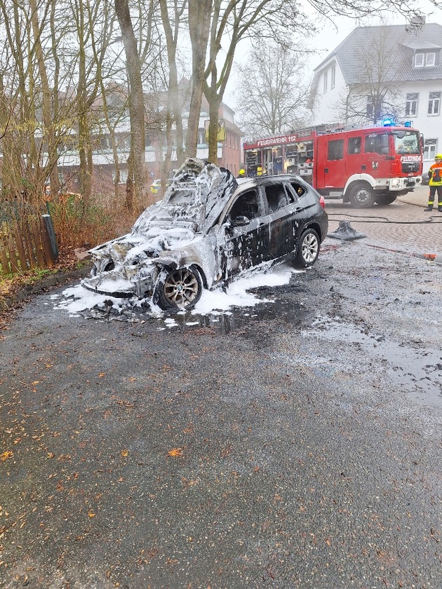 FW-ROW: PKW-Brand gegenüber Polizeistation in Sottrum