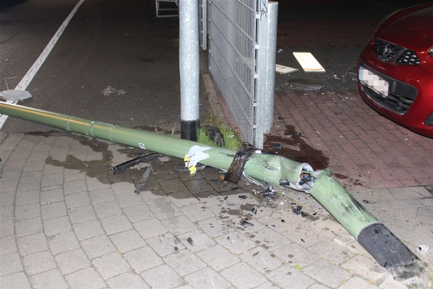 POL-HA: 18-J&auml;hriger will Fu&szlig;g&auml;nger ausweichen und f&auml;hrt gegen Laternenmast