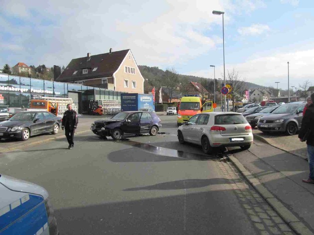 POL-HOL: Stadtoldendorf - Neue Straße: Drei PKW nach Verkehrsunfall beschädigt - Zwei Personen leicht verletzt   -