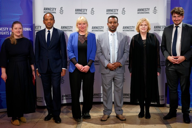 Berlin: Feierliche Verleihung des Amnesty-Menschenrechtspreises 2022 an Äthiopischen Menschenrechtsrat im Maxim-Gorki-Theater