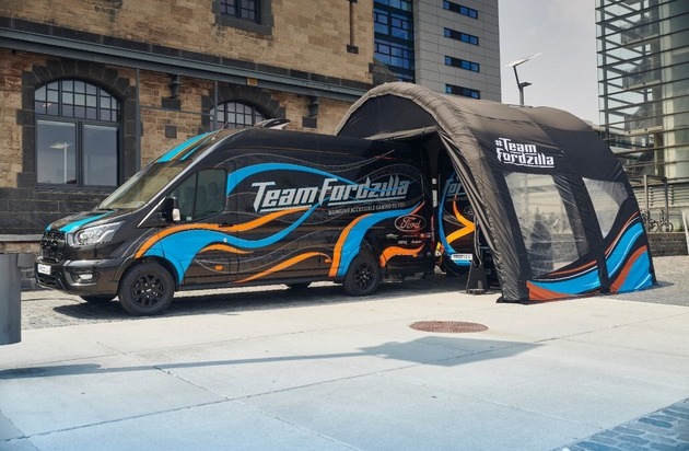 Ford-Werke GmbH: Spielfreude ohne Grenzen - Team Fordzilla unterwegs mit barrierefreiem "Gaming Transit"