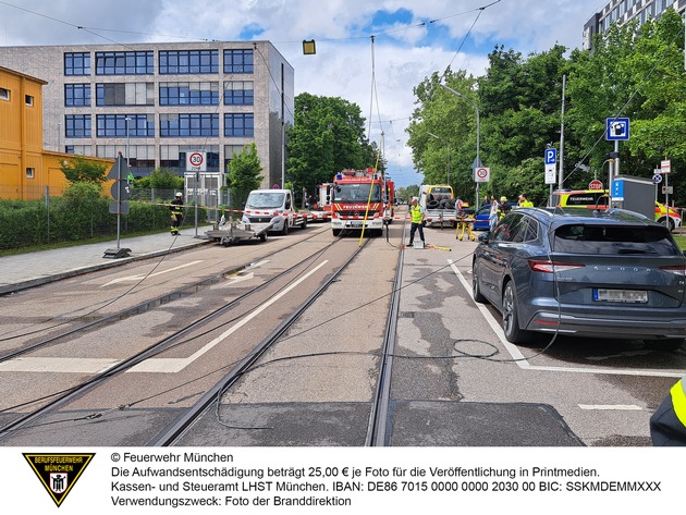 FW-M: Lkw reißt Stromleitung ab - zwei Personen in Pkw eingeschlossen (Ramersdorf)