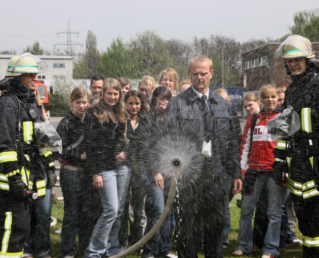 FW-E: 42 Girl´s bei der Feuerwehr