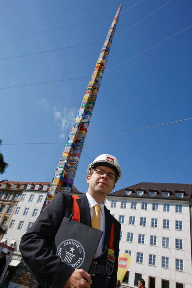 Geschafft! München holt den Weltrekord - Höchster LEGO® Turm der Welt auf dem Münchner Marienhof erbaut (mit Bildmaterial)