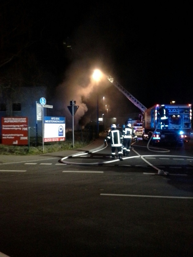 FW-Erkrath: Brand einer KFZ-Werkstatt