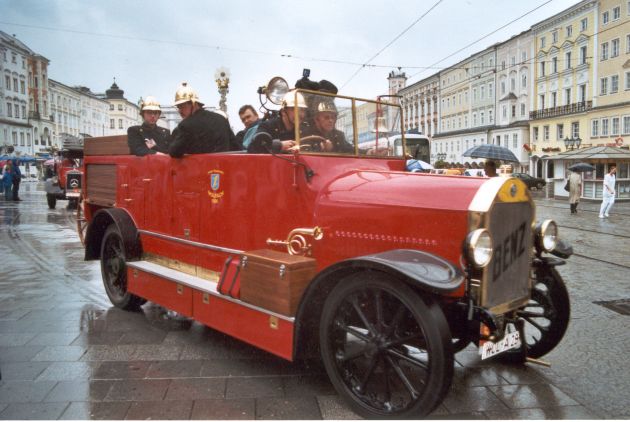 DFV: Nostalgie in Rot: Feuerwehr-Oldtimer rund um Ulm auf Tour