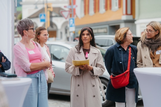 PINK CUBE heute in Sarnen: Brustkrebsvorsorge auf dem Dorfplatz
