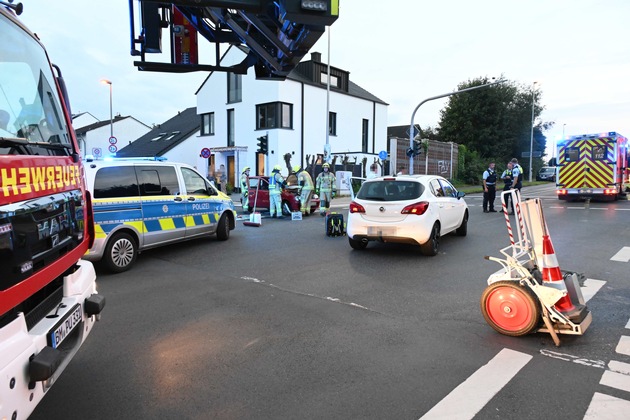 FW Pulheim: Verkehrsunfall im Kreuzungsbereich - Eine Person schwer verletzt