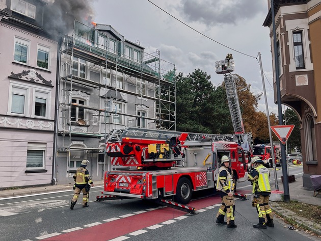 FW-E: Dachstuhlbrand in Essen-Kray - Gebäude unbewohnbar