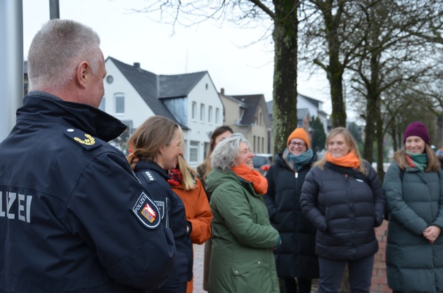 POL-IZ: 251125.4 Itzehoe: Gemeinsames Zeichen gegen Gewalt an Frauen zum Orange Day