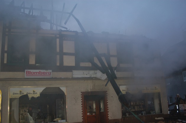 POL-STH: Wohn - und Geschäftshaus durch Brand völlig zerstört