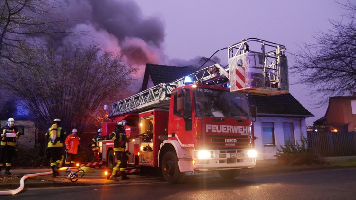 FW Celle: Wohngebäudebrand in Celle - Feuerwehr im Großeinsatz!