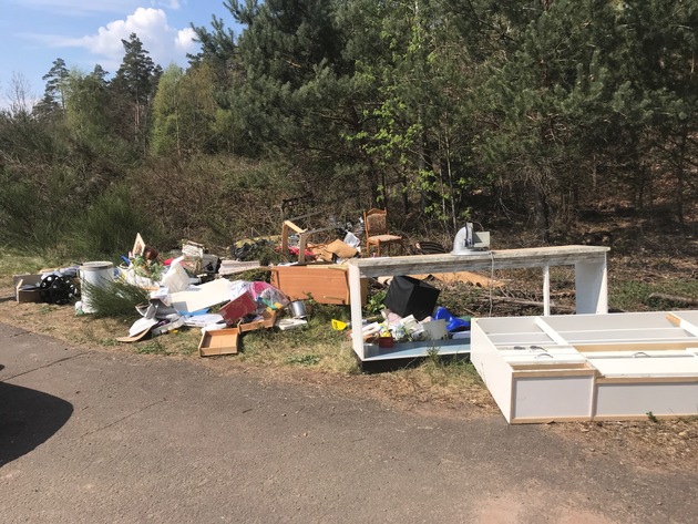 POL-PPWP: Müll in der Natur abgeladen - Tatverdächtiger betreibt Entrümpelungsservice