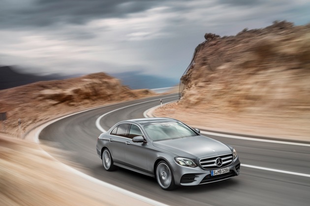 Die Diesel-Zukunft beginnt in der Mercedes-Benz E-Klasse / Sparsamer und stärker, leichter und kompakter