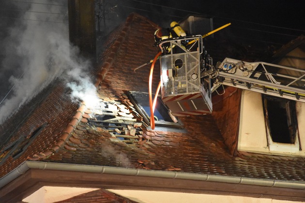 FW Weil der Stadt: Offener Dachstuhlbrand in Weil der Stadt-Merklingen