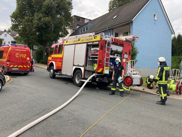 FW-EN: Gemeldeter Kellerbrand mit mehrfacher Menschenrettung und drei Paralleleinsätze für die Hattinger Feuerwehr