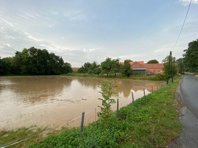 FW Hüllhorst: Land unter - Unwetterlage in der Gemeinde Hüllhorst am 26.06.2022