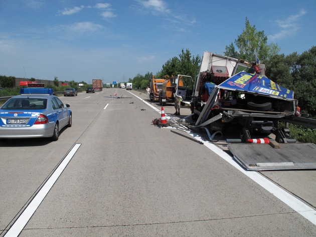 POL-HI: BAB 7, LK Hildesheim / Region Hannover ++ trügerische Sicherheit Standstreifen ++ Unfall mit sechs Beteiligten ++ hoher Saschaden ++ zwei Verletzte ++