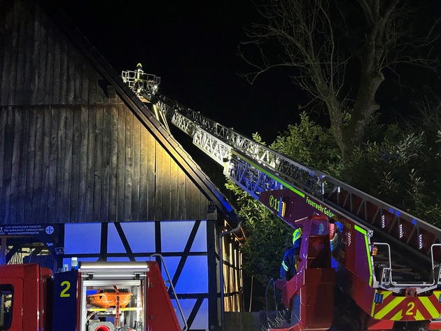 FW-GE: Außergewöhnlicher Schornsteinbrand in einer alten Scheune in Gelsenkirchen-Beckhausen