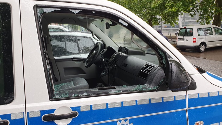 BPOL-KI: Dienstfahrzeug beschädigt - Bundespolizei sucht Zeugen