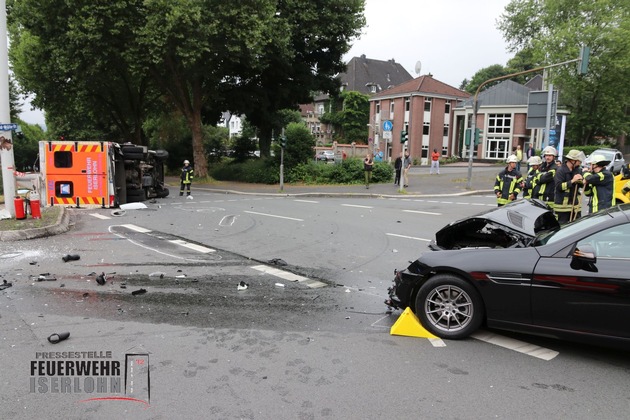 FW-MK: Verkehrsunfall mit Iserlohner Rettungswagen in Hagen