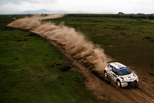 Safari-Rallye Kenia: Škoda Fahrer Kajetan Kajetanowicz meistert Schlammschlacht in Ostafrika und gewinnt erneut die WRC2-Klasse